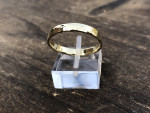 Traditionele gladde trouwring groter gemaakt en gehamerd 