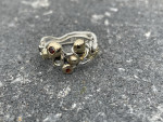 Heerlijke organische ring. Zilver, goud, granaatjes