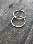 Goud gesmolten, daarna 2 verschillende ringen. Door Ineke