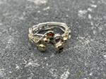 Heerlijke organische ring. Zilver, goud, granaatjes