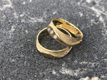 Trouwringen van A & A, zelf gemaakt m.u.v. diamantjes/grav.